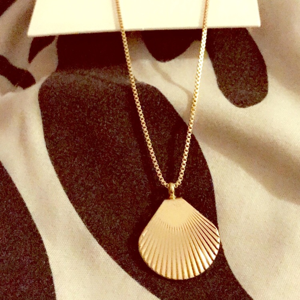 NWT Gold Seashell Necklace